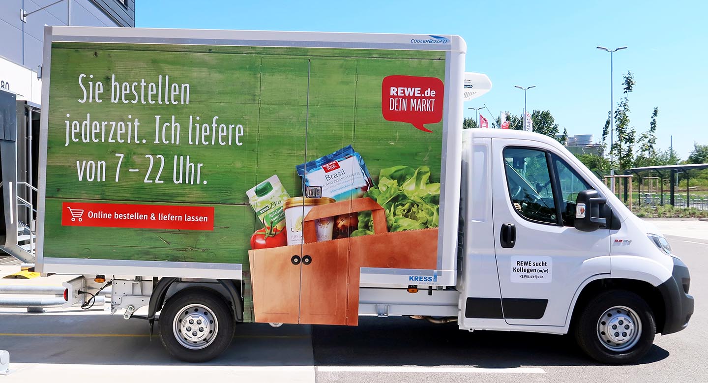 Druck und Beklebung eines Kastenwagens von Rewe.