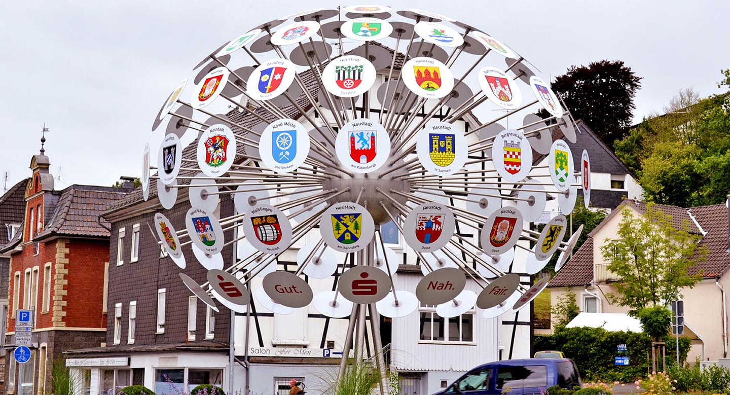 Fr&#228;sen der einzelnen Wappen und wetterfester Druck, direkt auf Wappenform